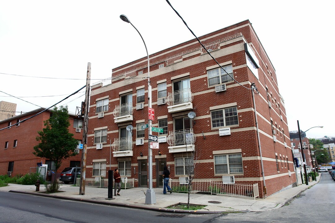 35-11-35-15 Linden Pl in Flushing, NY - Foto de edificio