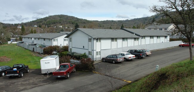 Highland Park Apartments in Roseburg, OR - Foto de edificio - Building Photo