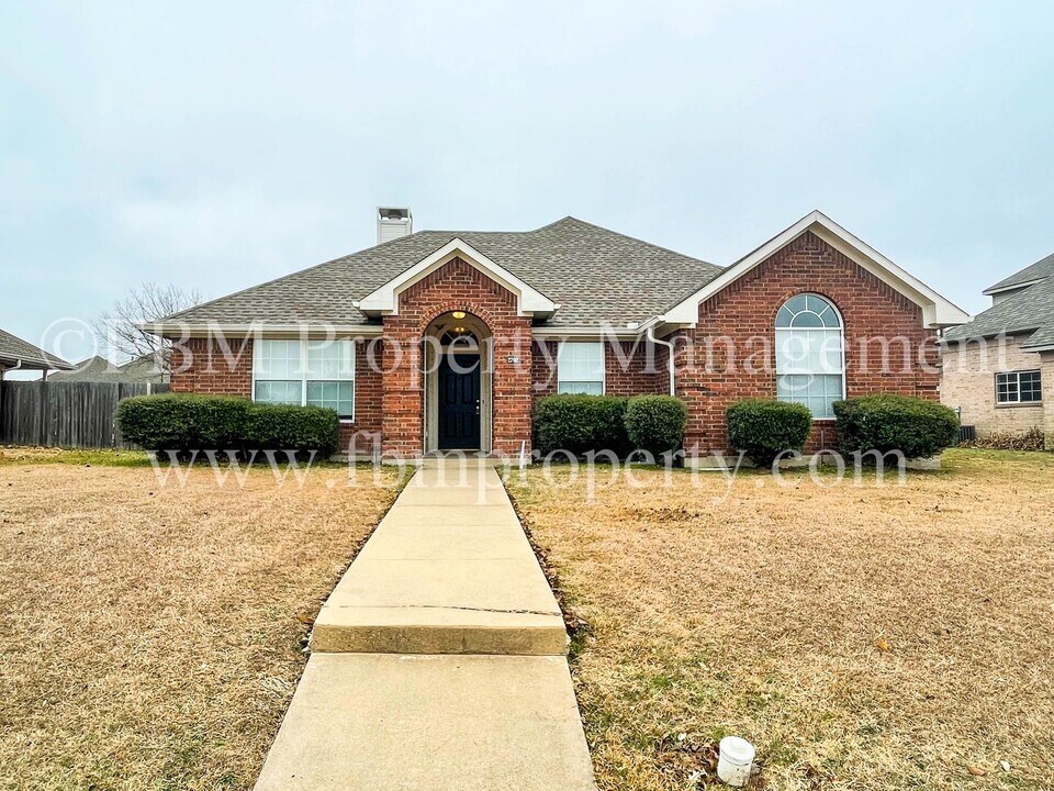 2702 Boyd St in Ennis, TX - Building Photo