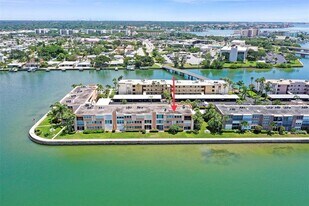 7560 Bay Island Dr S in South Pasadena, FL - Building Photo