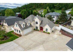 2398-2400 NW Canterbury Dr in Roseburg, OR - Building Photo - Building Photo