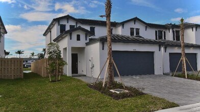 4949 Peacock Wy in Dania Beach, FL - Building Photo - Building Photo