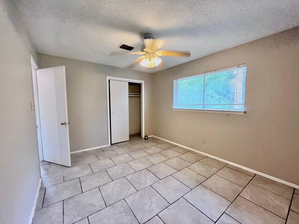 3021 Sycamore Ave in Bay City, TX - Foto de edificio