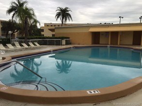 9367 Fontainebleau Blvd-Unit -G227 in Miami, FL - Building Photo - Building Photo
