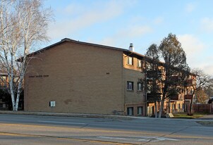 Sunset Gardens Court in Oshawa, ON - Building Photo