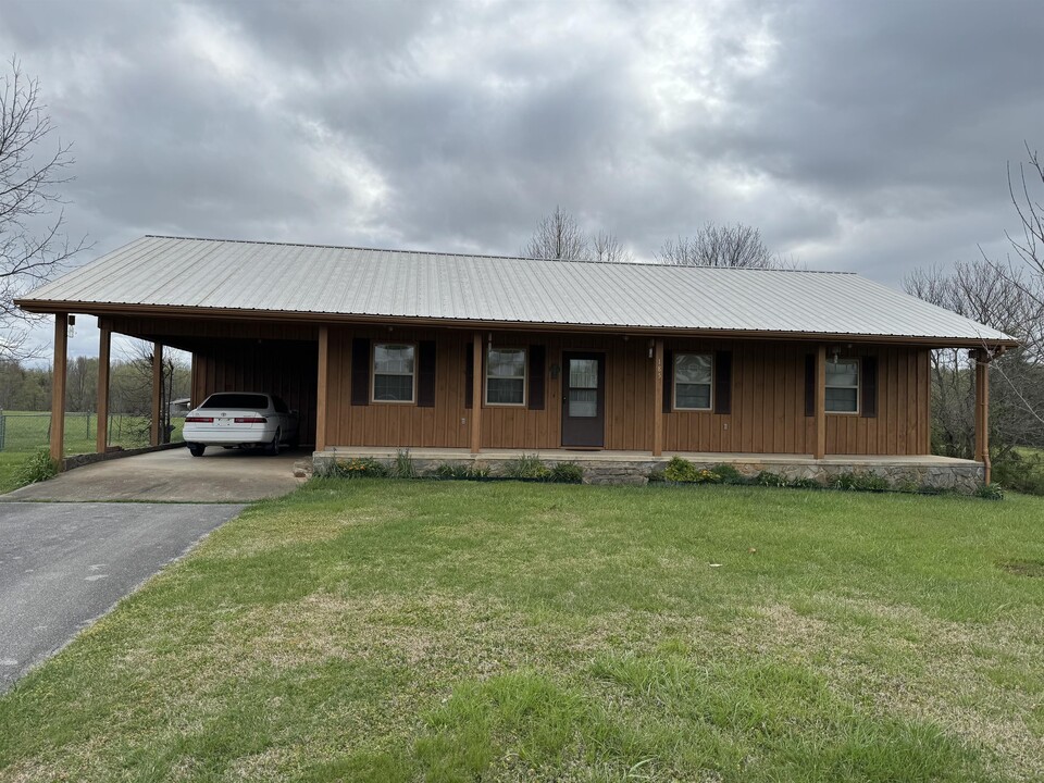 185 Davy Crockett Dr in Greeneville, TN - Building Photo