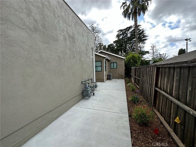 1155 N Currier Ave, Unit 2F in Simi Valley, CA - Building Photo - Building Photo