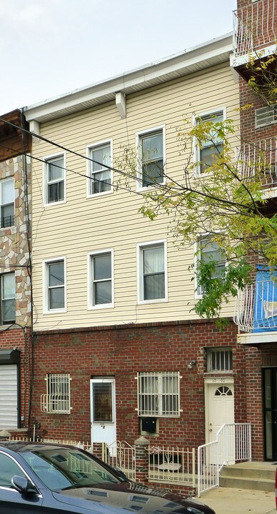 2303 30th Dr in Astoria, NY - Foto de edificio