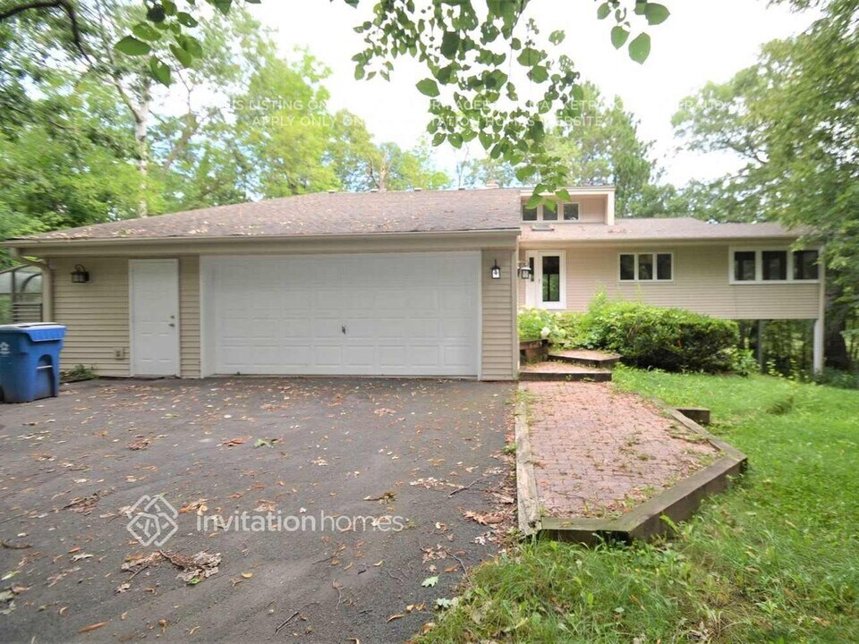 1937 Oakland Rd in Hopkins, MN - Foto de edificio