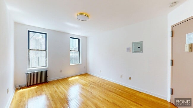 692 9th Ave in New York, NY - Foto de edificio - Building Photo