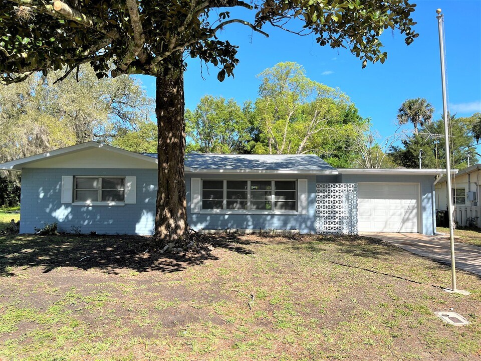 305 Trudgeon Dr in New Smyrna Beach, FL - Building Photo
