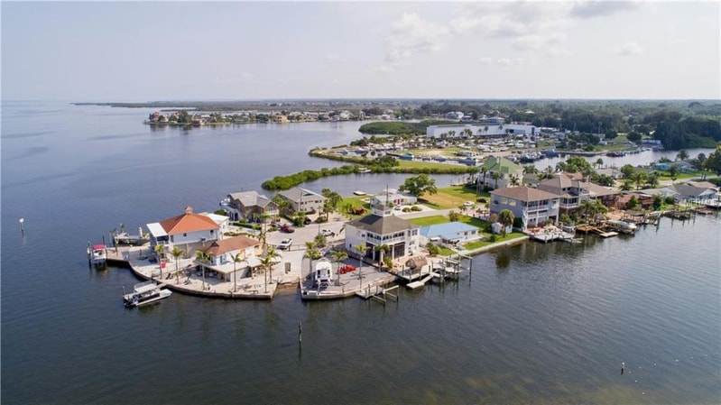 6423 Harbor Dr in Hudson, FL - Foto de edificio