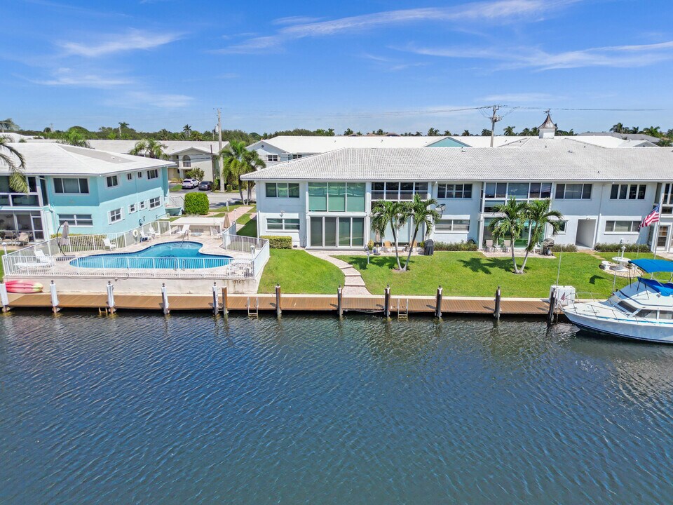 2400 NE 36th St in Lighthouse Point, FL - Building Photo