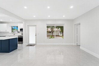 555 SW 51st Ave in Coral Gables, FL - Foto de edificio - Building Photo