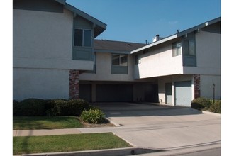 1637 W Valencia Dr in Fullerton, CA - Foto de edificio - Building Photo