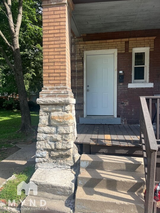2018 E 30th St in Kansas City, MO - Foto de edificio