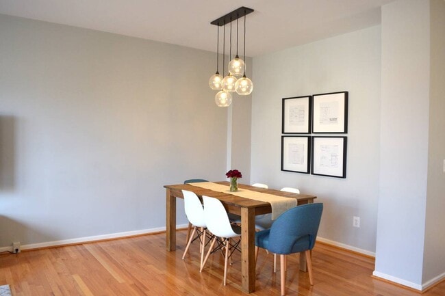 11413 Sunflower Lane, Unit 12x12 Bedroom in Fairfax, VA - Foto de edificio - Building Photo