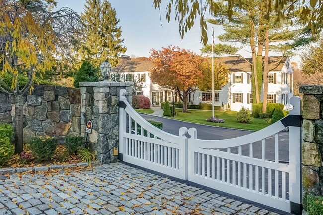 345 Round Hill Rd in Greenwich, CT - Building Photo - Building Photo