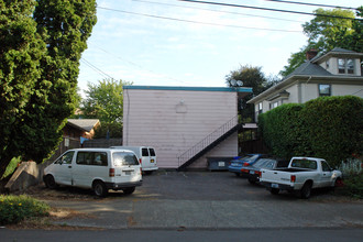 2021 SE Ash St in Portland, OR - Foto de edificio - Building Photo