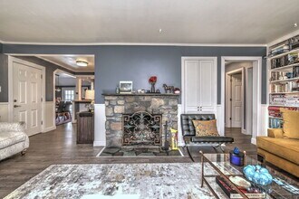 115 W Avon Rd in Farmington, CT - Building Photo - Building Photo