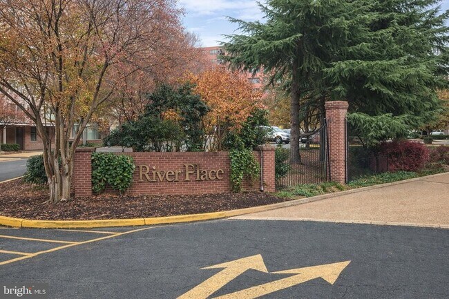 property at 1121 Arlington Blvd