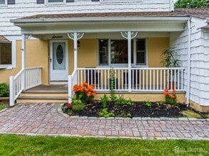 16 London Dr in East Brunswick, NJ - Building Photo - Building Photo