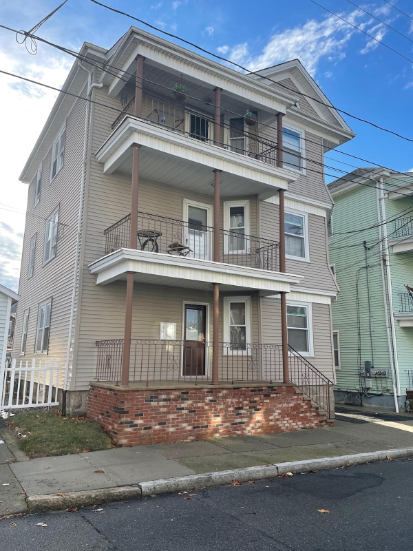 37 Eaton St, Unit 1st Floor in Fall River, MA - Foto de edificio - Building Photo