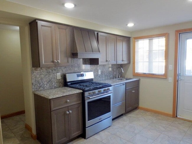 154 Granada Pky in Babylon, NY - Building Photo - Building Photo