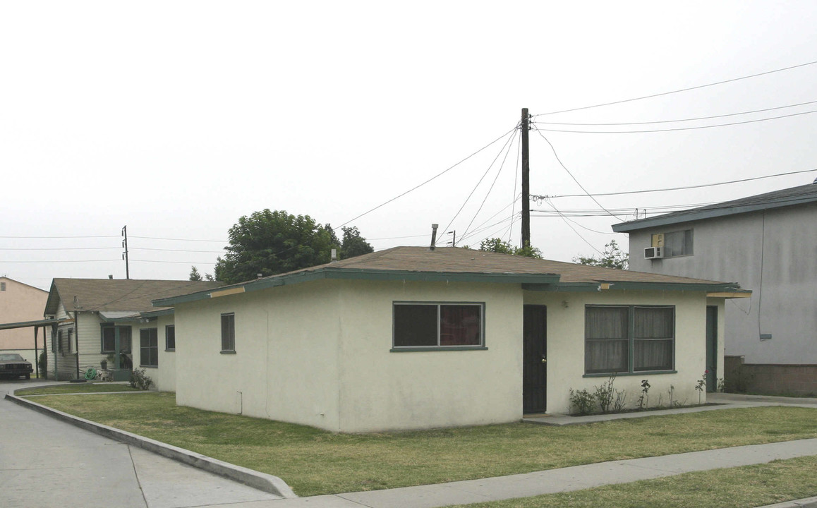 3922-3930 1/2 Flower St in Cudahy, CA - Foto de edificio