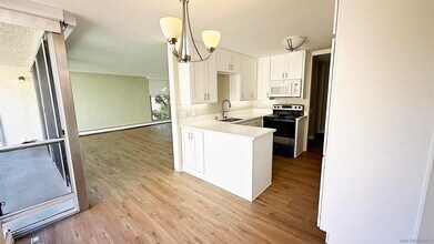 8111 Camino Del Oro in San Diego, CA - Building Photo - Building Photo