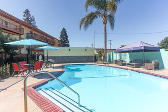 Saratoga Savoy Apartments in San Jose, CA - Foto de edificio - Building Photo