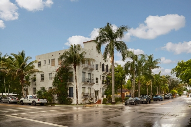 694 NE 76th St in Miami, FL - Foto de edificio - Building Photo