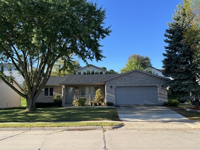 4563 Camelot Dr in Dubuque, IA - Foto de edificio - Building Photo