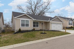 12 Persimmon Dr in Hamilton, OH - Building Photo