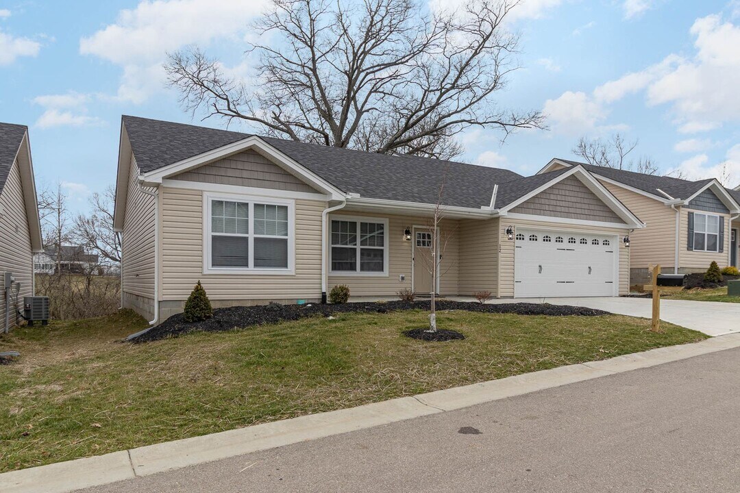 12 Persimmon Dr in Hamilton, OH - Building Photo