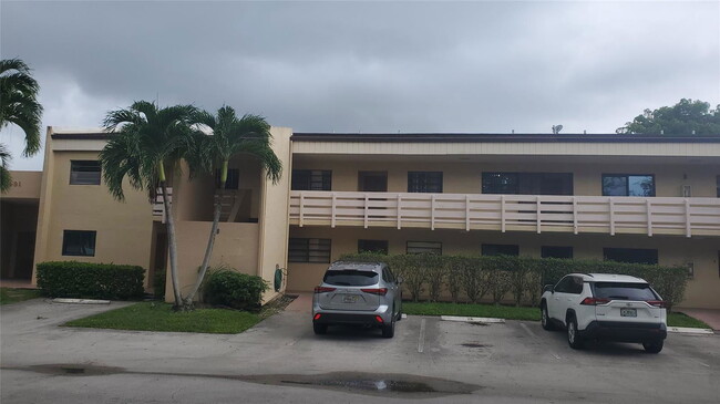 4491 Crystal Lake Dr in Pompano Beach, FL - Building Photo - Building Photo