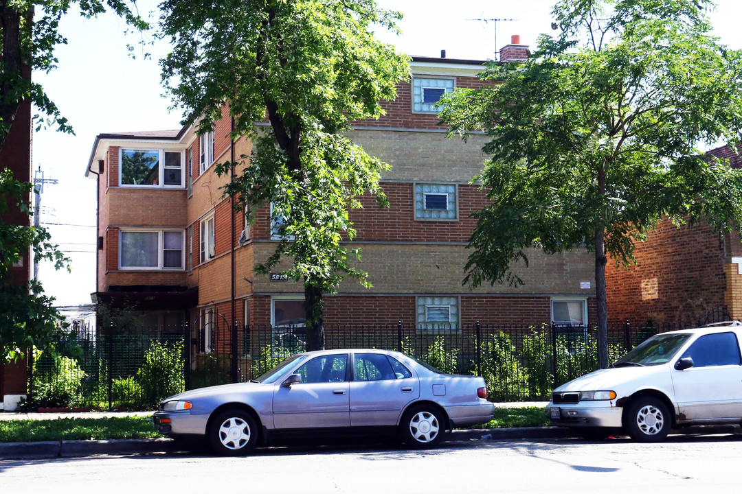 5815 W Fullerton Ave in Chicago, IL - Building Photo