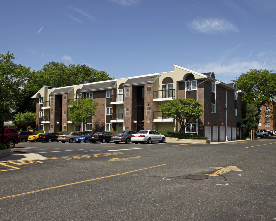 Carriage House in Hackensack, NJ - Building Photo