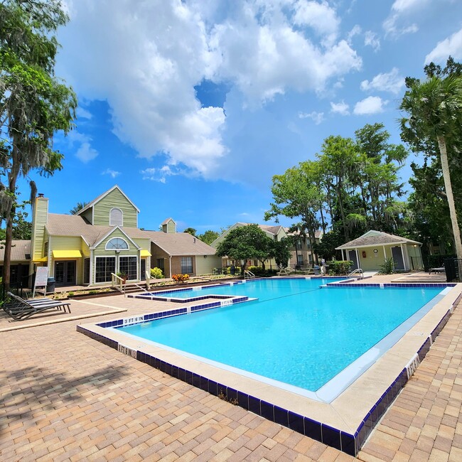 The Breakers Apartments in Daytona Beach, FL - Building Photo - Building Photo