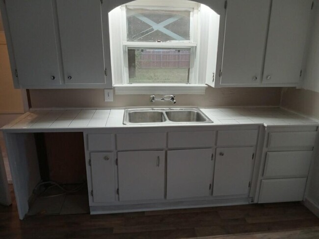 2404 Avenue E in Nederland, TX - Building Photo - Building Photo