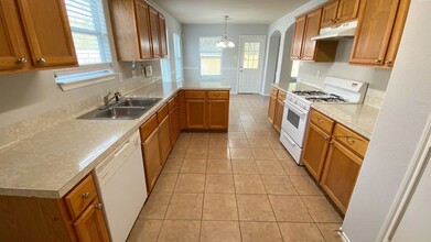 3402 Hunter's Canyon in Baytown, TX - Building Photo - Building Photo