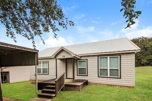 724 Rocky Rdg in Gainesville, TX - Building Photo