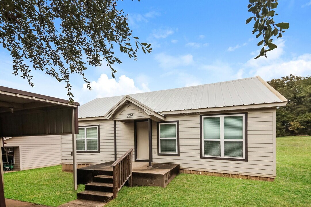 724 Rocky Rdg in Gainesville, TX - Building Photo
