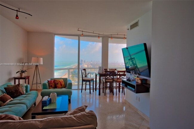 6365 Collins Ave in Miami Beach, FL - Foto de edificio - Building Photo