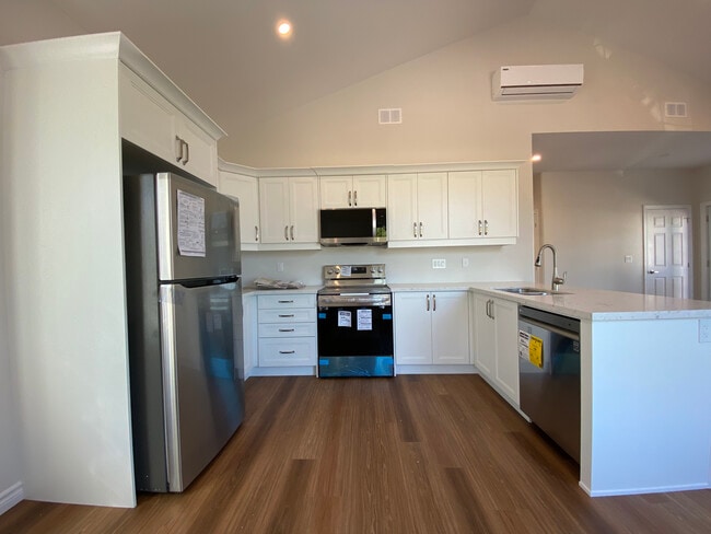 300 Croft St in Oshawa, ON - Building Photo - Building Photo