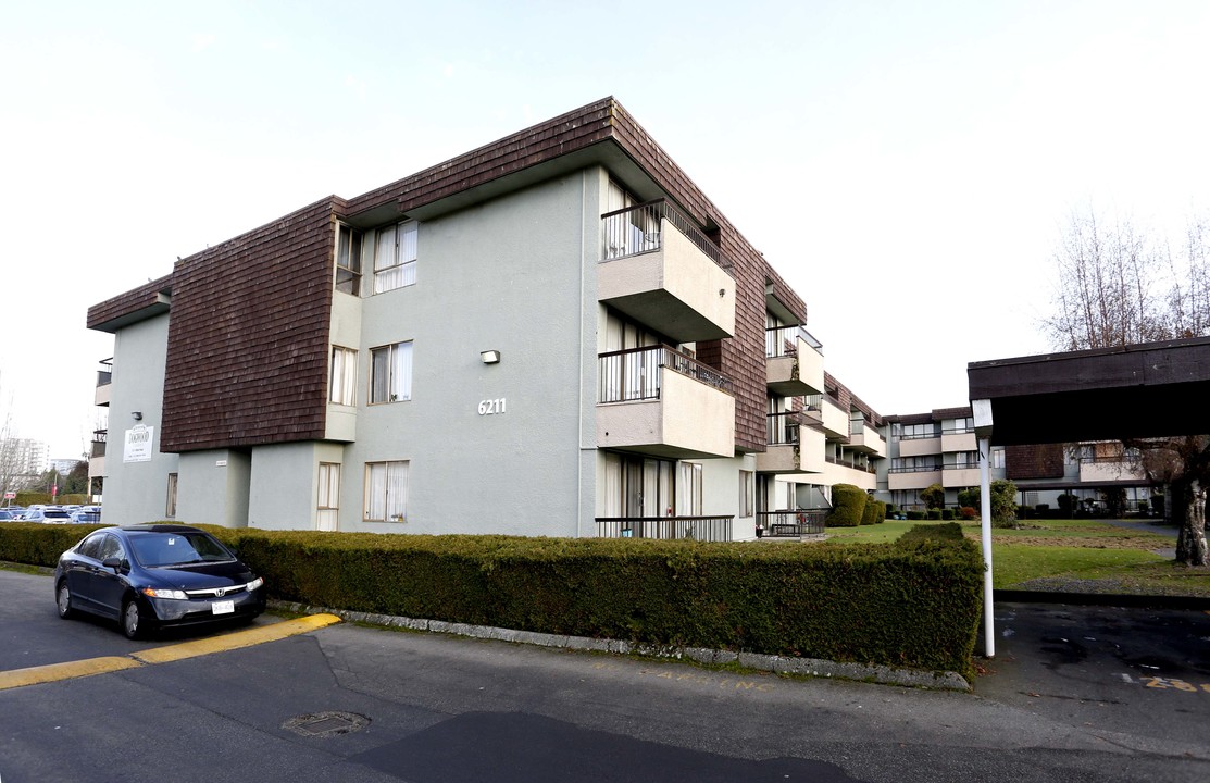 Dogwood Court in Richmond, BC - Building Photo