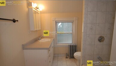 21 Peabody St in Newton, MA - Foto de edificio - Building Photo