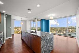 300 Bowie St in Austin, TX - Building Photo