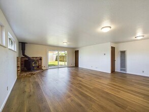 1834 Roberts Way in Arcata, CA - Foto de edificio - Building Photo