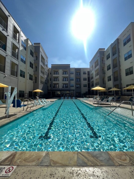 MedWest Apartments in San Antonio, TX - Foto de edificio